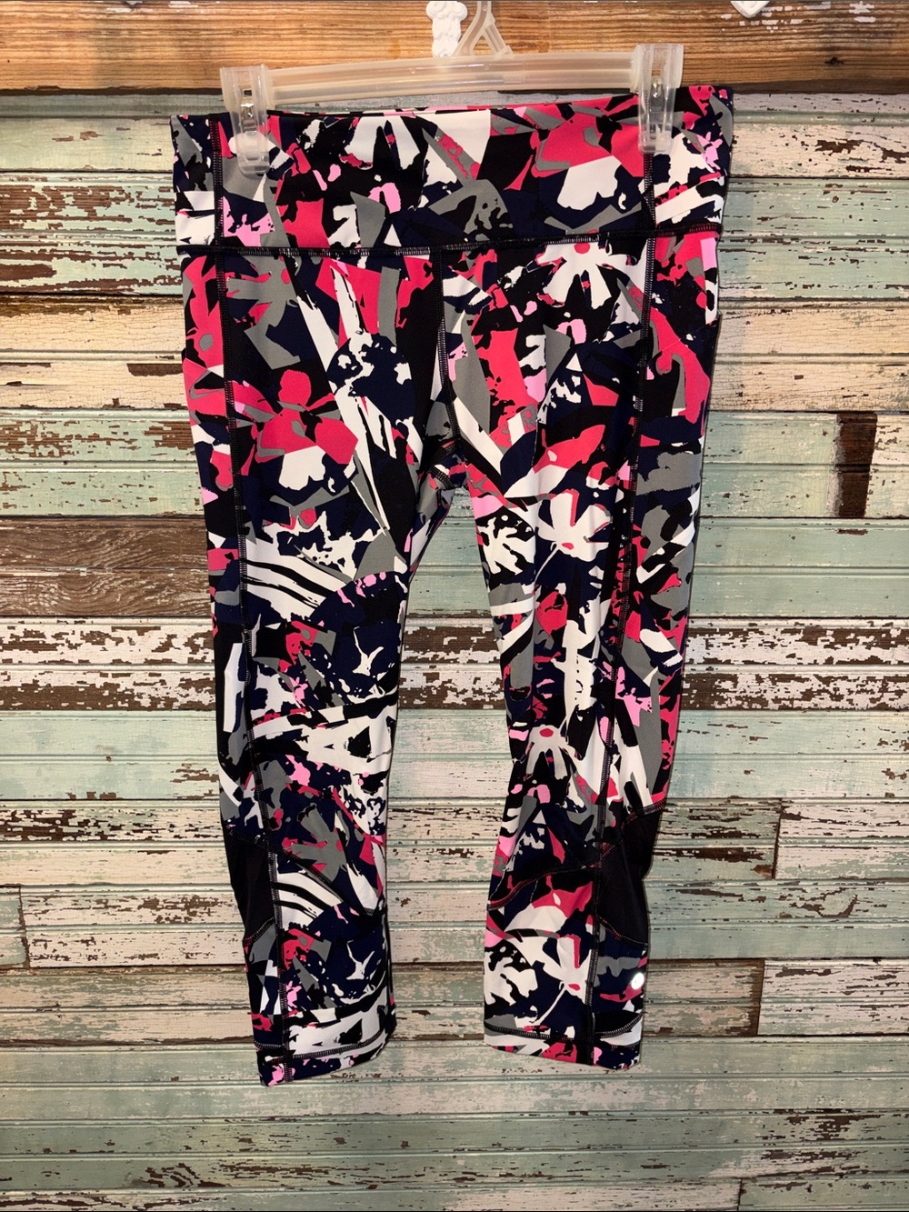 Lululemon Size 8 Active Capri Leggings in Pink, Black & White